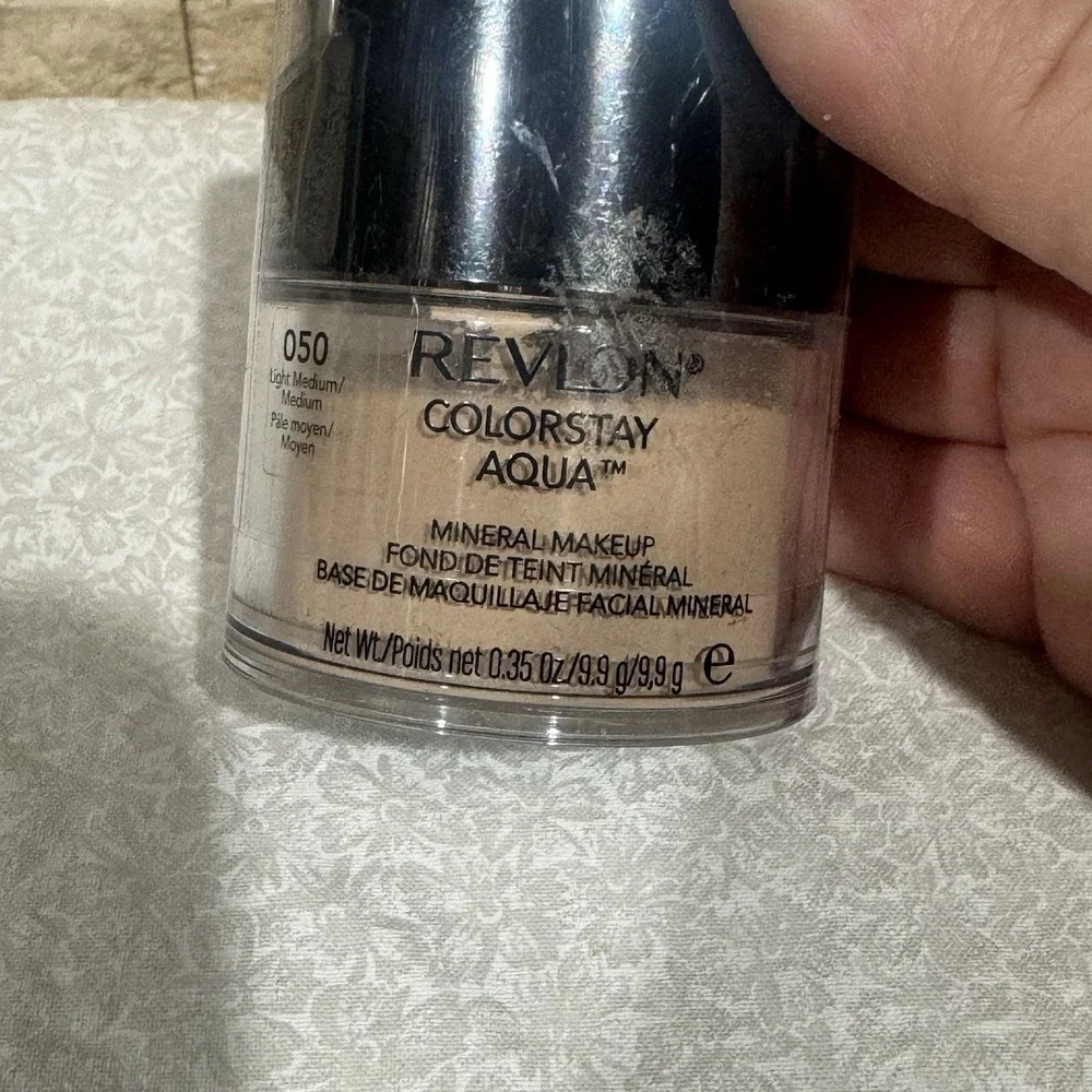 NEW Revlon Colorstay‎ Aqua Mineral Makeup-050 LIGHT MEDIUM/MEDIUM